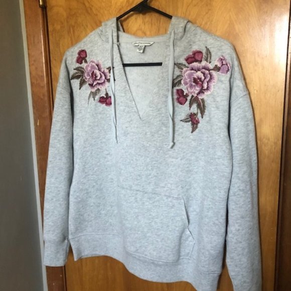 Bundle 3/$15 - AE Roses Hoodie - Picture 2 of 6